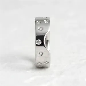 Detailní šikmý pohled na snubní prsten AZRA s vykrojením a diamanty