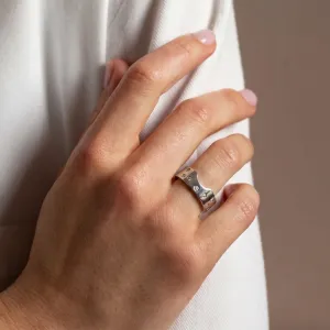 Snubní prsten AZRA s diamanty na ruce, s viditelným vykrojením