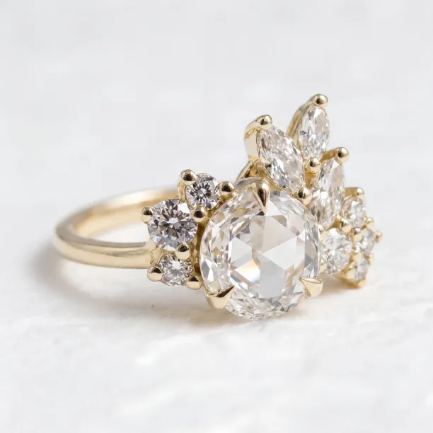 Detailní šikmý pohled na zlatý prsten VESNA s clusterem lab grown diamantů