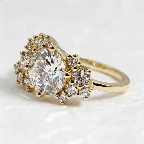 Detailní šikmý pohled na zlatý prsten CHIARA s lab grown diamanty