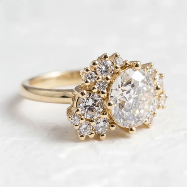 Detailní pohled na osazení prstenu CHIARA a lab grown diamanty