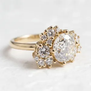 Detailní pohled na osazení prstenu CHIARA a lab grown diamanty