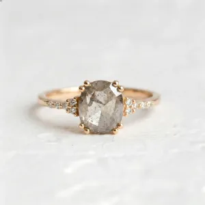 AGNES gold ring with a salt and pepper diamond and surrounding diamonds