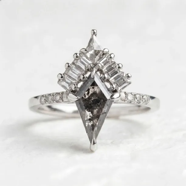 Cluster prsten ELEONORA s kite salt and pepper diamantem a baguette diamanty