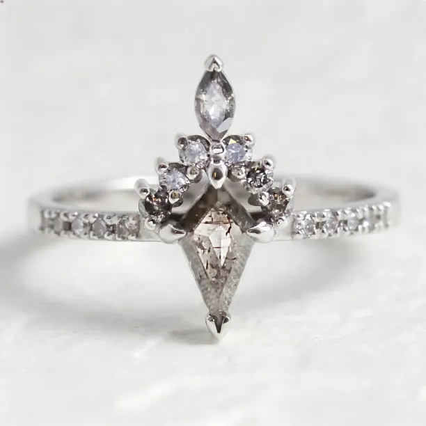 Cluster prsten DUBHEASA ze zlata se salt and pepper diamanty a centrálním kite diamantem