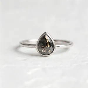 Minimalist pear salt'n'pepperr diamond ring EUFRASIO