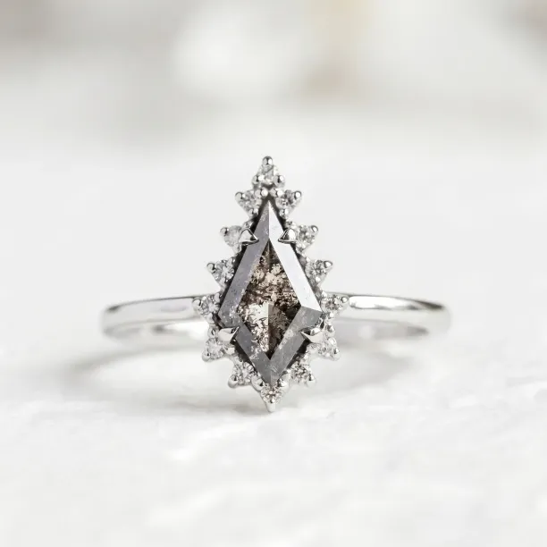 Zlatý cluster prsten se salt'n'pepper diamanty DOMIZOS
