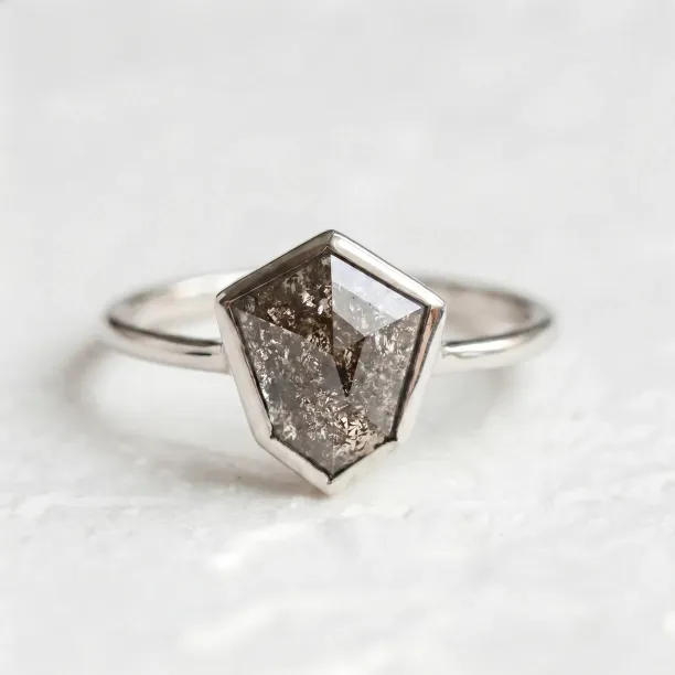 Zlatý prsten s hexagon salt and pepper diamantem CIARO Image