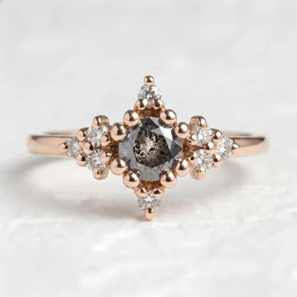 Zlatý prsten ORION se salt'n'pepper diamantem a okolními diamanty