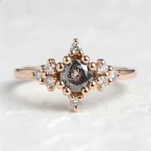 Zlatý prsten ORION se salt'n'pepper diamantem a okolními diamanty