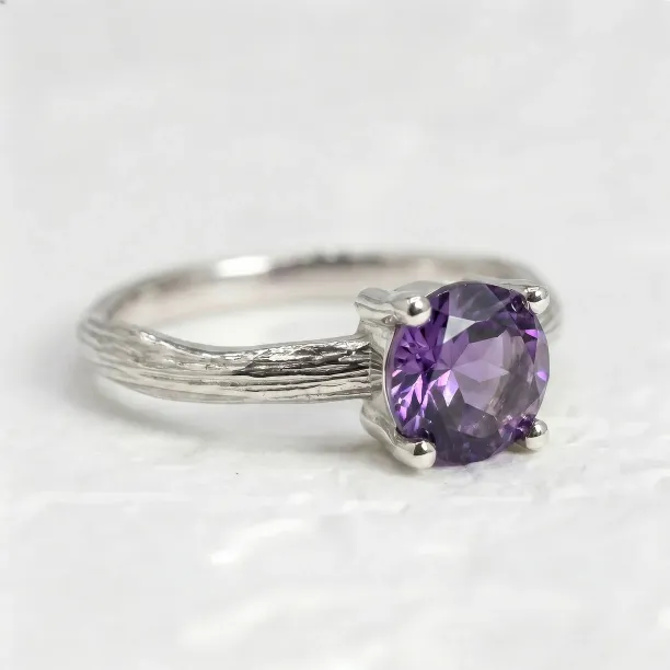 Detailní šikmý pohled na zlatý větvičkový prsten VIOLETTE s ametystem