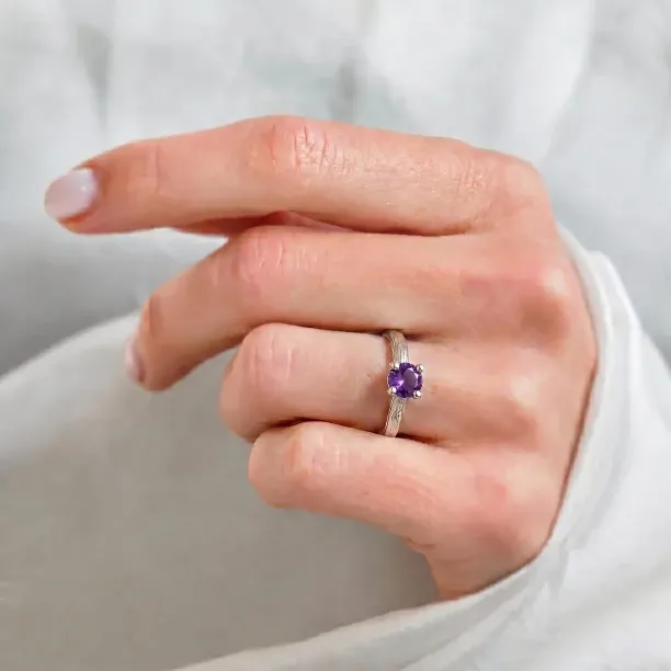 Zlatý větvičkový prsten VIOLETTE s ametystem na ruce