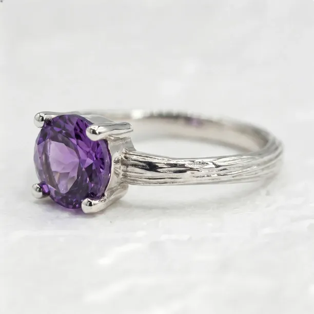 Boční pohled na větvičkový prsten VIOLETTE s ametystem a strukturovanou obroučkou