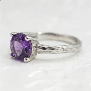 Boční pohled na větvičkový prsten VIOLETTE s ametystem a strukturovanou obroučkou
