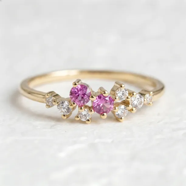 Zásnubní prsten CLARETTE s růžovými safíry a přírodními diamanty, detailní pohled
