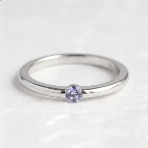 Close-up of the HAIMEE ring with a lavender sapphire