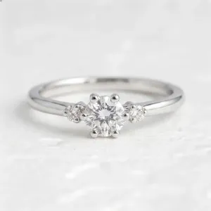 ALICIA gold engagement ring with three diamonds, detailed front view