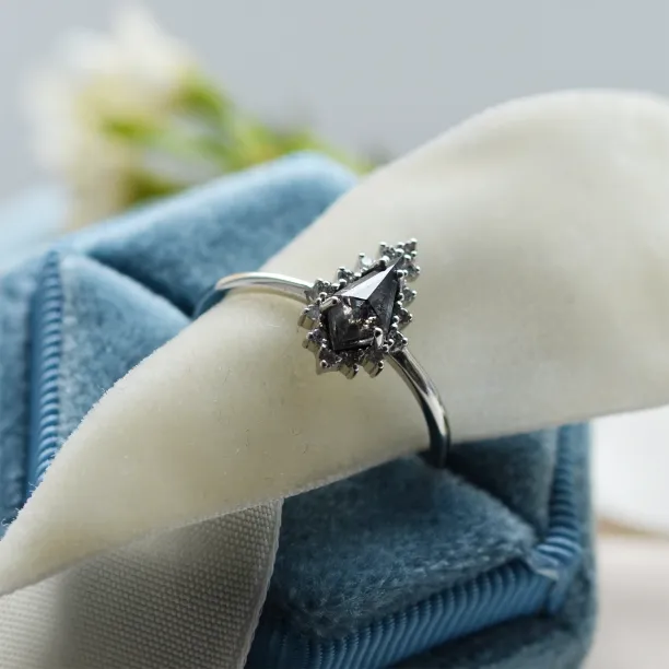 Šikmý detail cluster prstenu DOMO se salt'n'pepper diamantem