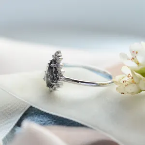 Detailní šikmý pohled na cluster prsten DOMO se salt'n'pepper diamantem