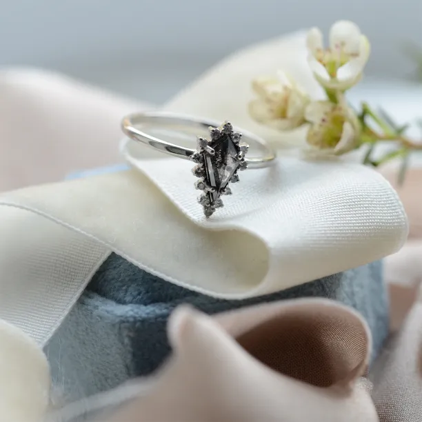 Detailní šikmý pohled na cluster prsten DOMO s kite salt'n'pepper diamantem