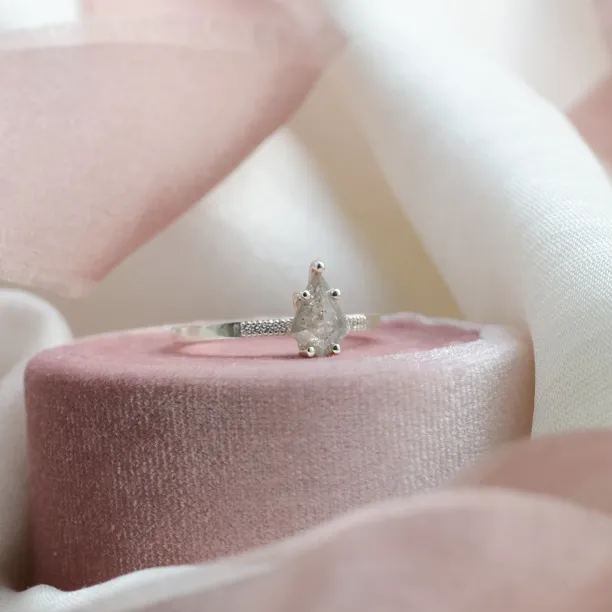 Zlatý prsten s exkluzivním salt´n´pepper diamantem ROXANE Image