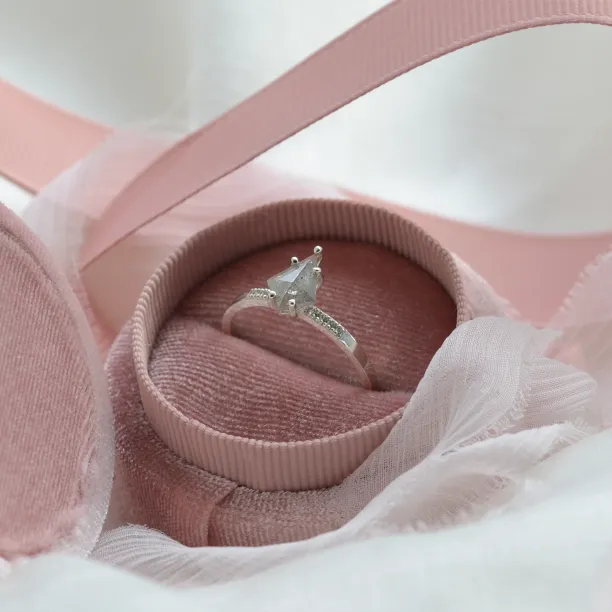 Zlatý prsten s exkluzivním salt´n´pepper diamantem ROXANE Image