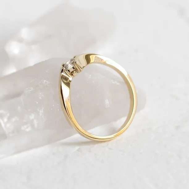 Luxusní zlatý zásnubní prsten s diamantem GRESE Image